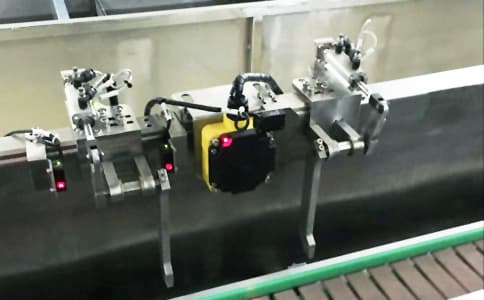 工業(yè)讀頭作為RFID工業(yè)級讀寫設(shè)備的核心部件，安裝于生產(chǎn)線關(guān)鍵節(jié)點(diǎn)